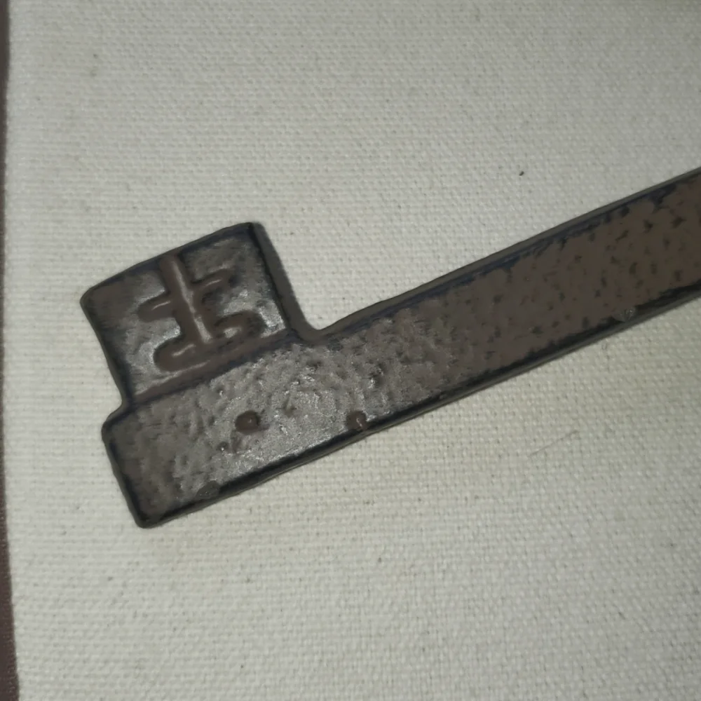 Vintage-Style Bronze Heavy Metal Key Decor